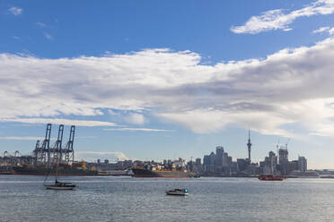 Moderne Gebäude und Devonport am Meer gegen bewölkten Himmel in Auckland, Neuseeland - FOF10897