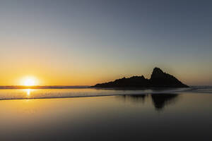 Panoramablick auf die Insel Panatahi bei klarem Himmel während des Sonnenuntergangs in Auckland, Neuseeland - FOF10907