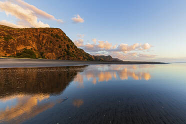 Blick auf das Meer an einer Klippe gegen den blauen Himmel bei Sonnenuntergang, Ozeanien, Neuseeland - FOF10908