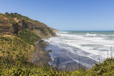 Blick auf den Muriwai Beach bei strahlend blauem Himmel an einem sonnigen Tag, Auckland, Neuseeland - FOF10913