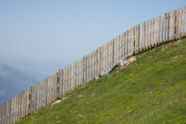 Holzzaun am Kitzbüheler Horn gegen klaren Himmel, Kitzbühel, Tirol, Österreich - WIF04045