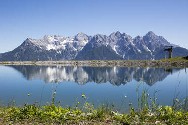 Blick auf den See und die Loferer Steinberge bei klarem Himmel in Kitzbühel, Tirol, Österreich - WIF04055