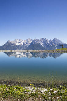 Blick auf den See und die Loferer Steinberge bei klarem blauem Himmel, Kitzbühel, Tirol, Österreich - WIF04056