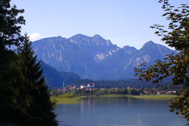 Blick auf den Forggensee und die Berge vor blauem Himmel in Füssen, Deutschland - JTF01336