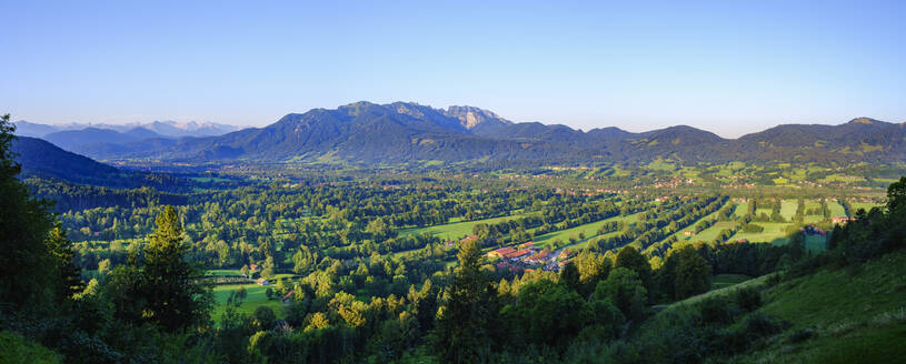 Panoramaaufnahme von Sonntraten mit Bergen im Hintergrund im Isarwinkel, Oberbayern, Bayern, Deutschland - SIEF09012