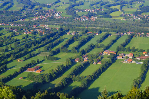 Blick von oben auf die Landschaft vom Sonnatraten bei Gaissach, Isartal, Isarwinkel, Oberbayern, Bayern, Deutschland - SIEF09014