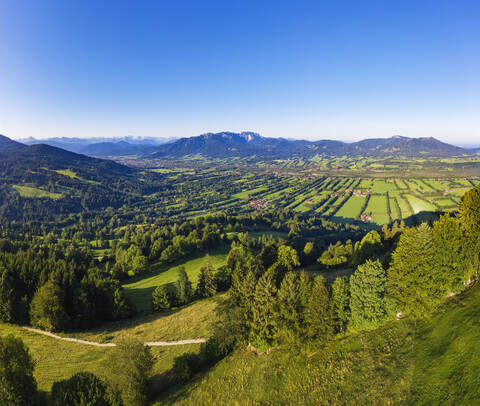 Blick auf die Landschaft bei klarem Himmel vom Sonnatraten, Gaissach, Isartal, Isarwinkel, Oberbayern, Bayern, Deutschland, lizenzfreies Stockfoto