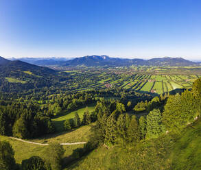 Blick auf die Landschaft bei klarem Himmel vom Sonnatraten, Gaissach, Isartal, Isarwinkel, Oberbayern, Bayern, Deutschland - SIEF09016