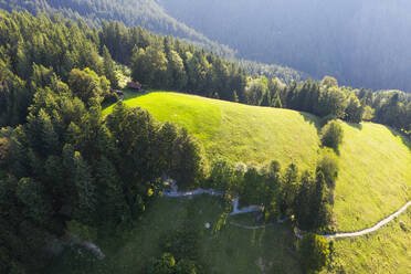 Landschaftsbild an einem sonnigen Tag bei Sonntraten, Gaissach, Isarwinkel, Oberbayern, Bayern, Deutschland - SIEF09019