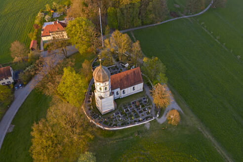Luftaufnahme der Kirche St. Johann Baptist und des Friedhofs im Herbst, Holzhausen, Deutschland - LHF00694