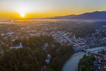 Luftaufnahme von Bad Tölz gegen den Himmel bei Sonnenaufgang, Isarwinkel, Deutschland - LHF00700
