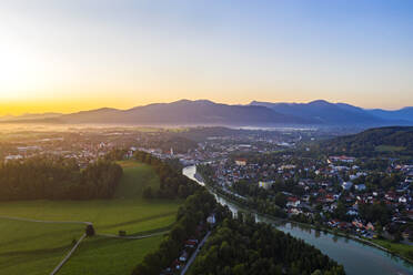 Luftaufnahme von Bad Tölz gegen den klaren Himmel bei Sonnenaufgang, Isarwinkel, Deutschland - LHF00701