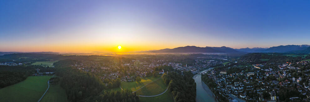 Luftaufnahme von Bad Tölz gegen den klaren Himmel bei Sonnenaufgang, Isarwinkel, Deutschland - LHF00703