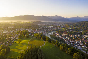 Luftaufnahme von Bad Tölz gegen den klaren Himmel bei Sonnenaufgang, Bayern, Deutschland - LHF00705