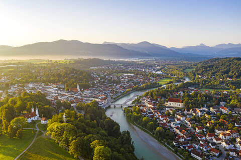 Luftaufnahme von Bad Tölz gegen den klaren Himmel bei Sonnenaufgang, Bayern, Deutschland, lizenzfreies Stockfoto