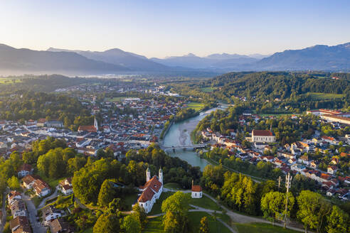 Luftaufnahme von Bad Tölz gegen den klaren Himmel bei Sonnenaufgang, Bayern, Deutschland - LHF00707