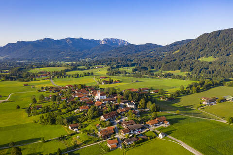 Luftaufnahme von Stadt und Bergen bei klarem Himmel, Bad Tölz-Wolfratshausen, Deutschland, lizenzfreies Stockfoto