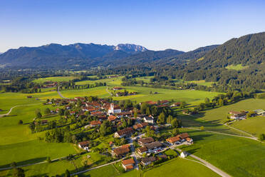 Luftaufnahme von Stadt und Bergen bei klarem Himmel, Bad Tölz-Wolfratshausen, Deutschland - LHF00708