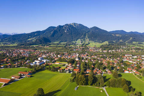 Luftaufnahme von Lenggries mit Brauneck vor klarem blauen Himmel, Bayern, Deutschland, lizenzfreies Stockfoto
