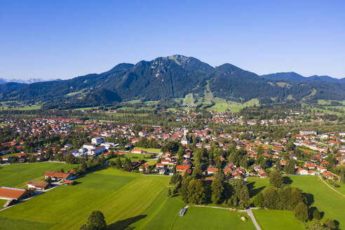 Luftaufnahme von Lenggries mit Brauneck vor klarem blauen Himmel, Bayern, Deutschland - LHF00710