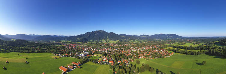 Drohnenaufnahme von Lenggries mit Brauneck vor klarem blauen Himmel, Bayern, Deutschland - LHF00711
