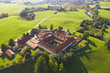 Luftaufnahme von Kloster Reutberg in Sachsenkam, Deutschland - LHF00712