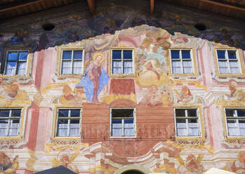 Tiefblick auf die Lüftlmalerei am Haus im Ortszentrum, Mittenwald, Werdenfelser Land, Oberbayern, Bayern, Deutschland - SIEF09027