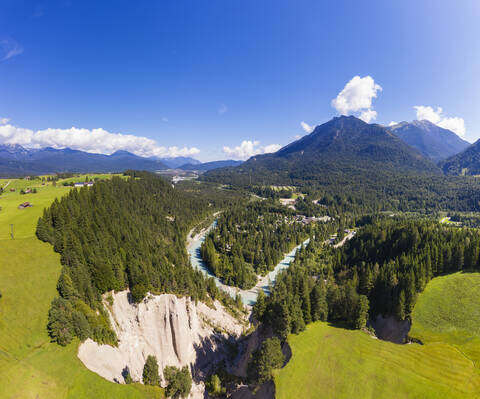 Blick auf den Geotop-Erosionskanal am Isarhorn bei Mittenwald, Oberbayern, Bayern, Deutschland, lizenzfreies Stockfoto