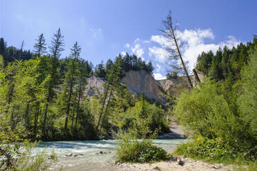 Blick auf Isar und Erosionsrinne gegen den Himmel am Isarhorn bei Mittenwald, Oberbayern, Bayern, Deutschland - SIEF09034