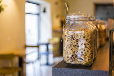 Sortiment von Frühstücksflocken auf der Theke eines Cafés, lizenzfreies Stockfoto