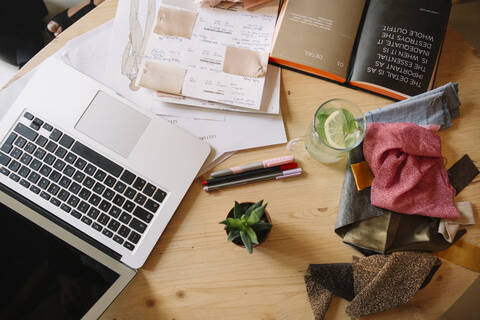 Schreibtisch eines Modedesigners, lizenzfreies Stockfoto