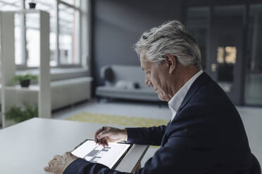 Älterer Geschäftsmann mit Tablet und Architekturplan - GUSF02551