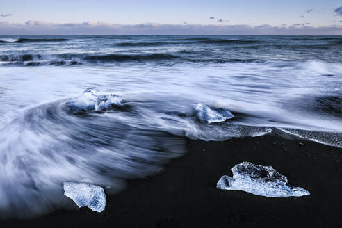 Blick auf Eisberge im Meer gegen den Himmel bei Sonnenuntergang, Jokulsarlon, Island - XCF00209