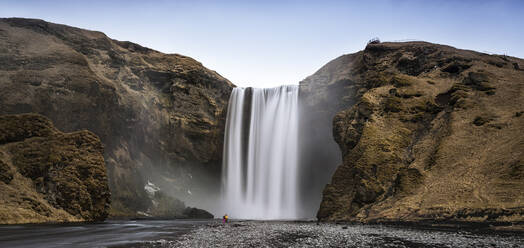 Blick auf den Wasserfall Skógafoss bei klarem Himmel, Skogaa, Island - XCF00210