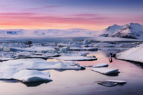 Blick auf die Lagune Jokulsarlon gegen den Himmel bei Sonnenuntergang, Island - XCF00211