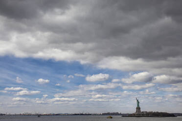 Freiheitsstatue vor bewölktem Himmel in New York City, USA - XCF00214