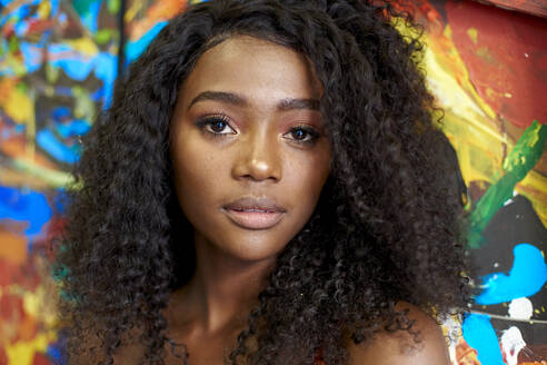 Porträt einer jungen afrikanischen Frau in einem Cafe - VEGF00704
