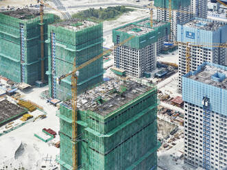 Blick auf eine Baustelle im Winter aus dem Flugzeugfenster in Malè, Malediven - CVF01518