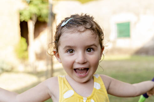 Portrait of a happy little girl outdoors in summer - GEMF03144