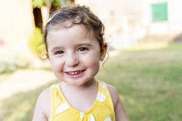 Porträt eines lächelnden kleinen Mädchens im Sommer im Freien - GEMF03146