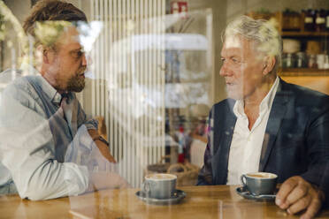 Two businessmen meeting in a cafe - GUSF02620