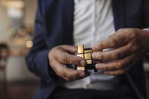 Nahaufnahme eines Geschäftsmannes mit Rubik's Cube - GUSF02648