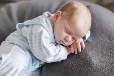 Neugeborenes Baby schläft auf einer Decke - STBF00373