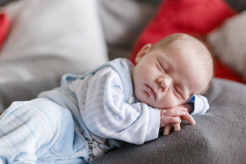 Neugeborenes Baby schläft auf einer Decke - STBF00374