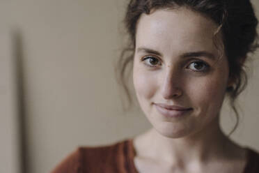 Portrait of smiling young woman with brown hair and eyes - KNSF06563