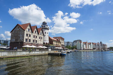 Fischerdorf am Fluss Pregel gegen den Himmel, Kaliningrad, Russland - RUNF03103