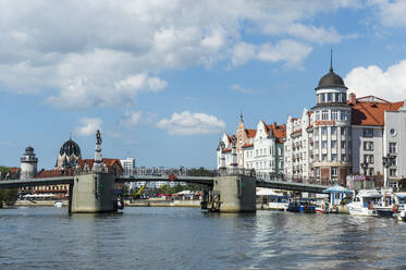 Brücke über den Fluss Pregel gegen den Himmel, Kaliningrad, Russland - RUNF03107