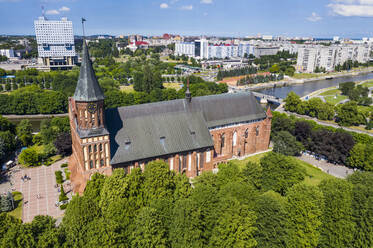 Blick von oben auf die Kant-Kathedrale an einem sonnigen Tag, Insel Kant, Kaliningrad, Russland - RUNF03121