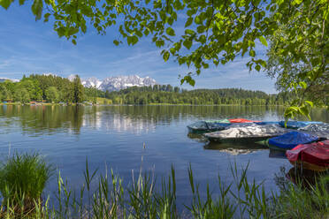 Blick auf die Spiegelungen des Wilden Kaisers im Schwarzsee, Kitzbühel, Österreichisches Tirol, Österreich, Europa - RHPLF09764