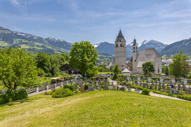 Blick auf die Stadt und die umliegenden Berge, Kitzbühel, Österreichisches Tirol, Österreich, Europa - RHPLF09765